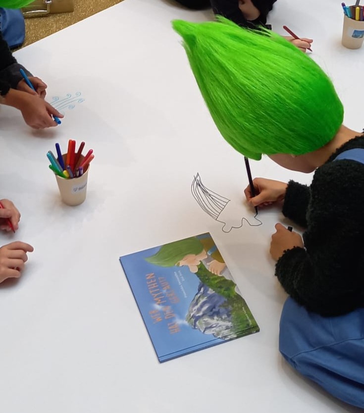 Kinder zeichnen bei der Buchpräsentation