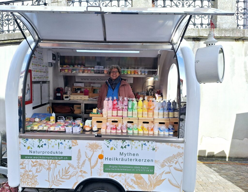 Bunte Farbenpracht und frohes Lachen in Schwyz