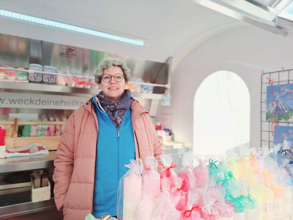 Brigitta und ihr Sortiment am Markt in Schwyz