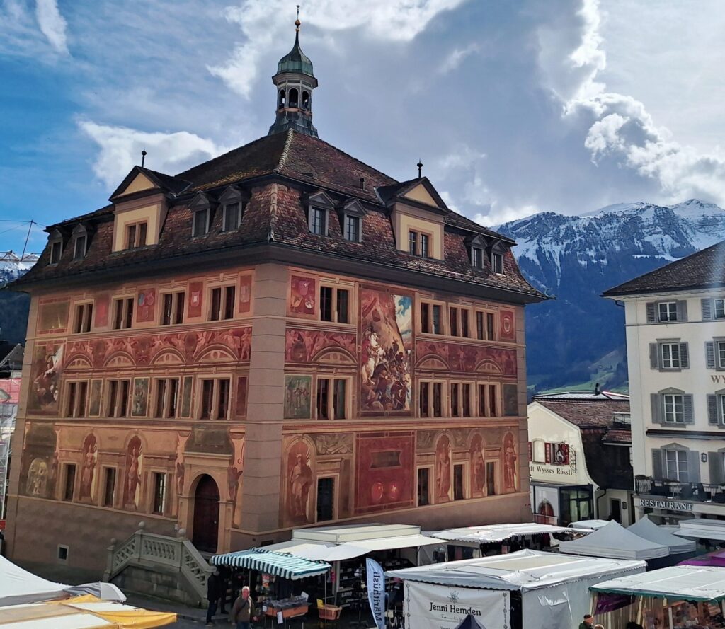Blick auf dem Markt am Hauptplatz Schwyz